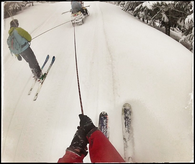 Skikjøring za końmi wymyślono ponoć w Skandynawii... A za skuterem można pojeździć na Hokkaido... Zabawa jest i w górę i w dół... :-)