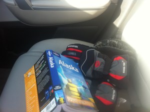 tak wyglądał fotel obok kierowcy podczas większości mojej samotnej wyprawy przez Alaskę 