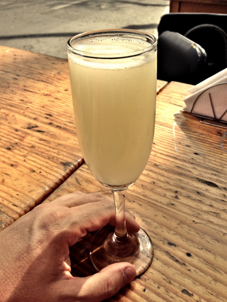 Kieliszek Pisco Sour - to standardowy chilijski aperitif. Do mocnego alkoholu Pisco dodaje się białko jajka i serwuje schłodzony. Pycha! Od około 9 złotych w podstawowych miejscach do 20 w lepszych. 