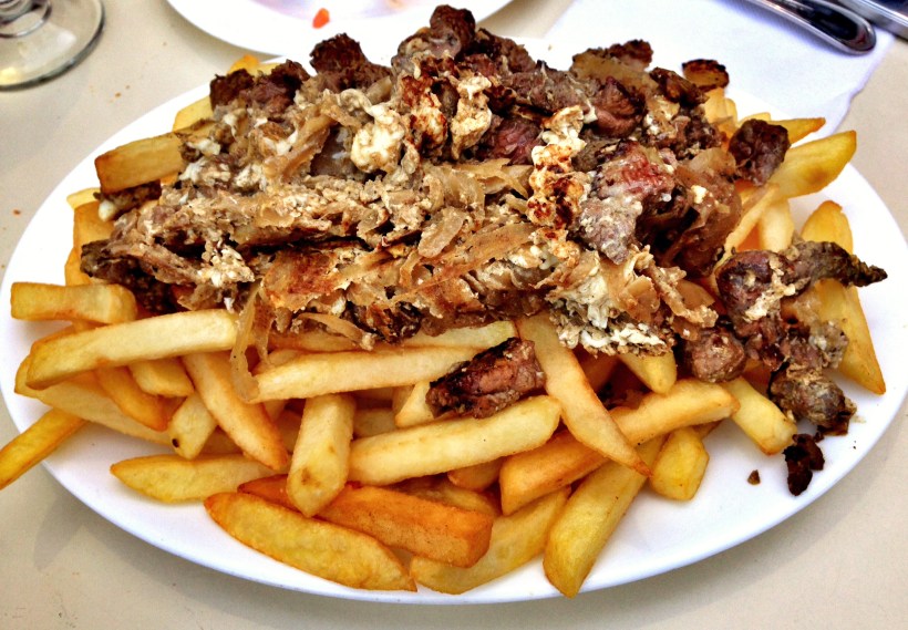 Kolejny chilijski klasyk - Chorillana [czyt. korijana]. Frytki, a na nich na bogato kawałki grillowanego mięsa polane żółtym serem. Jeśli mam być szczery - mi nie podeszło. Bardzo ciężkie - nawet z dużą ilością czerwonego wina. 35 złotych. Duuużo. 