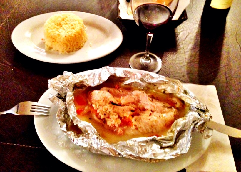 To z kolei to rekomendacja Lonely Planet: El tralusa a la trauca - morszczuk pieczony w folii w zaprawie z chorizo. Ponoć typowy dla chile - i choć może nie wygląda - jest bardzo pyszny. Około 40pln.  