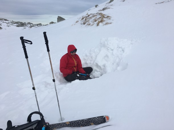 Zgodnie z prognozą powoli psuje się pogoda. Nadciągają chmury i rośnie siła wiatru. A my zgodnie z planem wybieramy miejsce na biwak i zaczynamy kopać. Problemem jest bardzo mała ilość śniegu - dlatego musimy uspać górkę, którą potem będziemy drążyć.