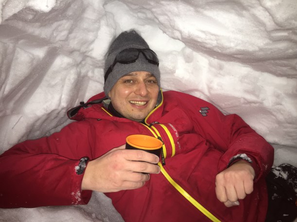 W już wydrążonej jamce jest znacznie cieplej. Na zewnątrz było -10, u nas po pewnym czasie zrobiło się +5. Mieliśmy kuchenkę, więc posilaliśmy się ciepłymi posiłkami.