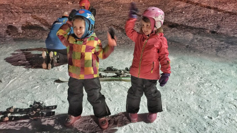 Dwa tygodnie po powrocie do Japonii czekał na mnie wyjazd w Tatry do Zęba i cała masa radości i cholernej satysfakcji. Co prawda z zupełnie innego powodu, ale również chodziło o narty. Moje córki zasuwają po tym sezonie po czerwonych trasach i bardzo nieskromnie napiszę, że uważam, że znacząco się do tego przyczyniłem. Sami popatrzcie: